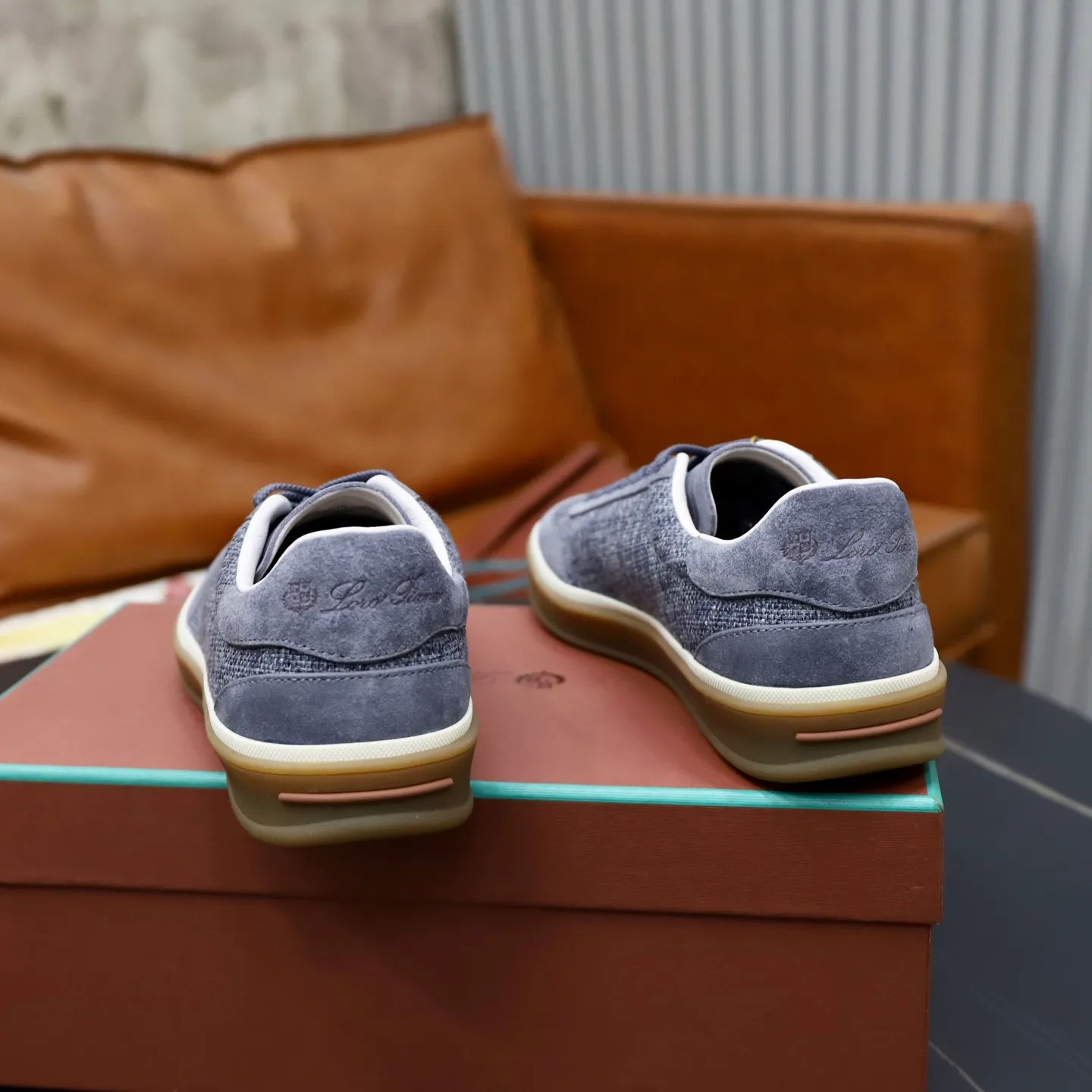 Ex-factory price: 540💰Loro Riana men’s moral training sneakers! Made from high-quality materials and designed in a low-cut silhouette, it offers an elegant and stylish look that's suitable for year-round wear. The unique double-layer sole aesthetic design, caramel cup-shaped outsole is decorated with off-white rubber trim, creating an attractive color combination. Pair with tailored pieces or jeans for a sophisticated yet casual look. The heel is decorated with soft cow leather tongue with Kummel color inserts and cotton laces with embossed LP logo. Upper: cow split suede stitching knitted fabric. Lining: original thickened soft sheepskin. Size: 38-39-40-41-42-43-44 (customized in 45.46)